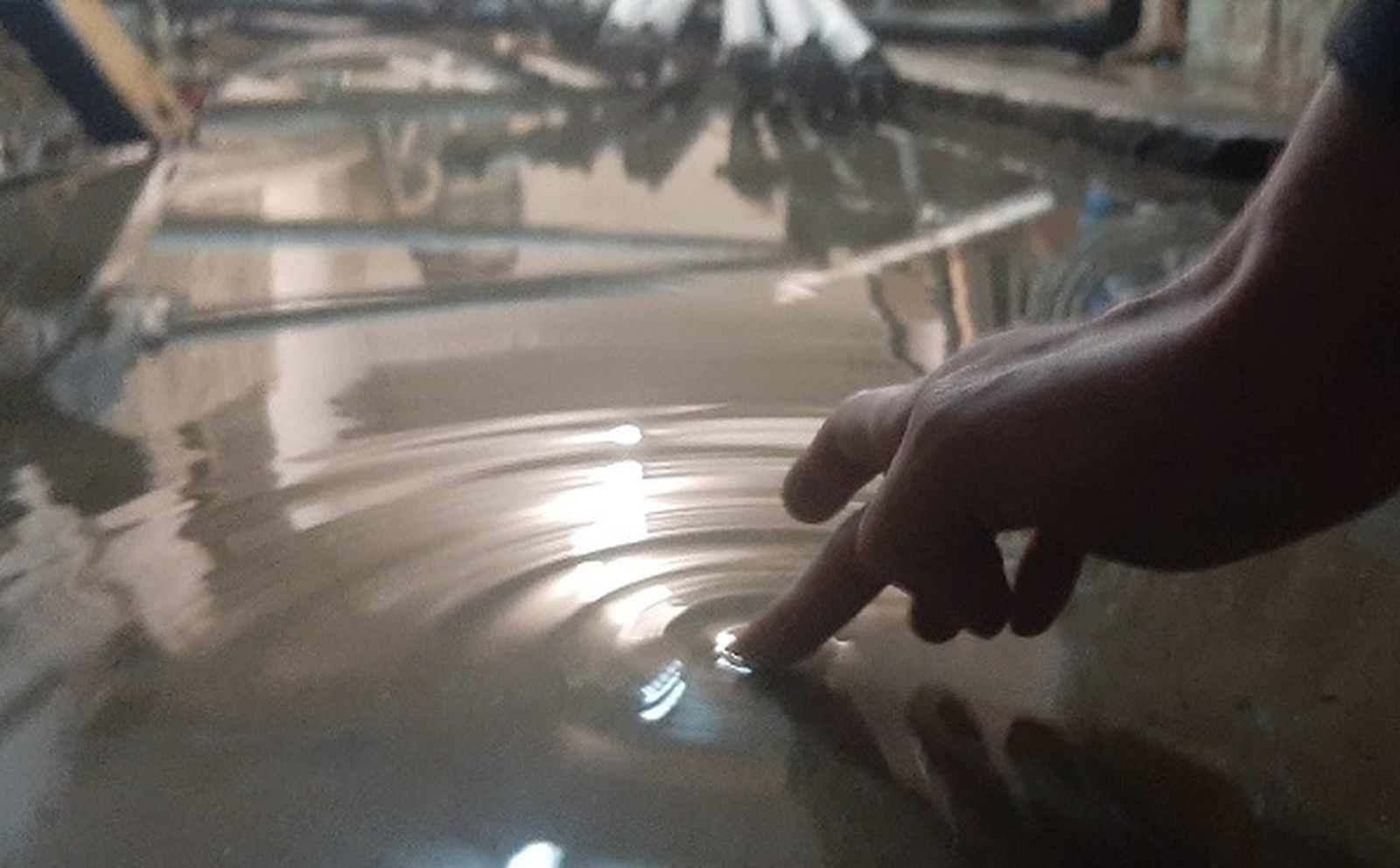 Sótano del Edificio Apolo, en calle Velarde, donde se reventó la tubería general. / FOTO CEDIDA