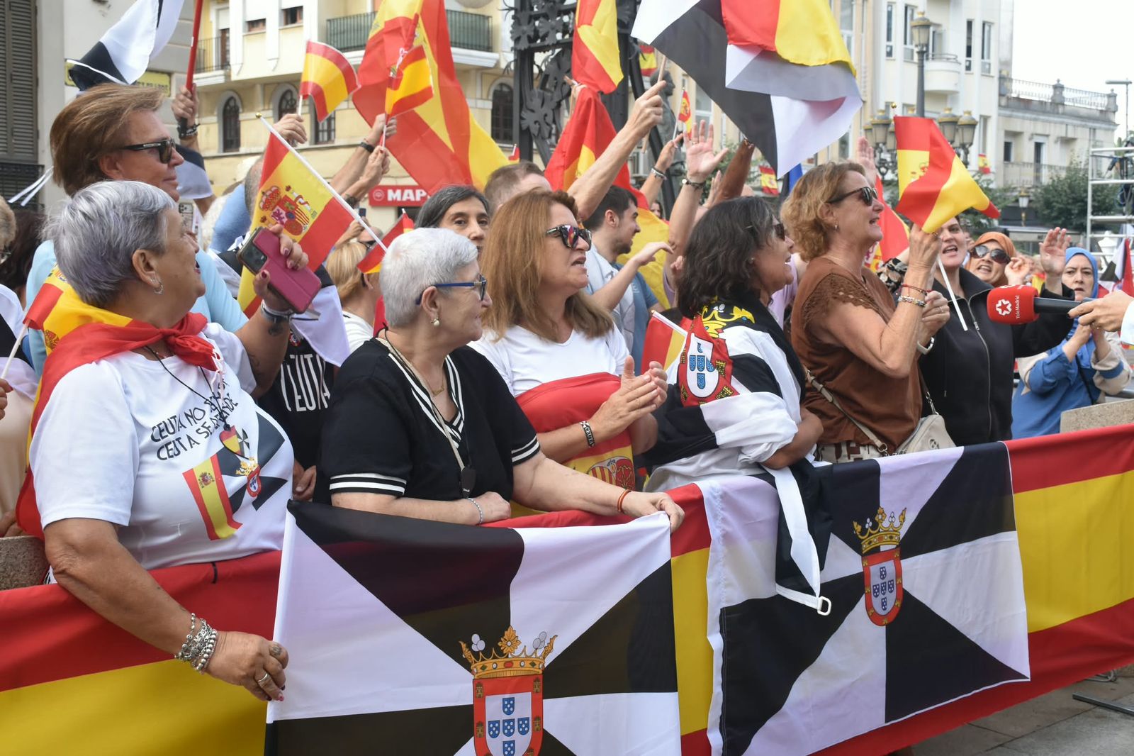 Los Reyes muestran su cercanía a los ceutíes nada más llegar a la ciudad