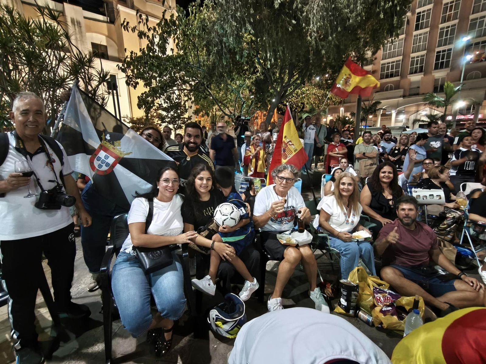 La Plaza de los Reyes se convierte en un gran salón para arropar a Vivas