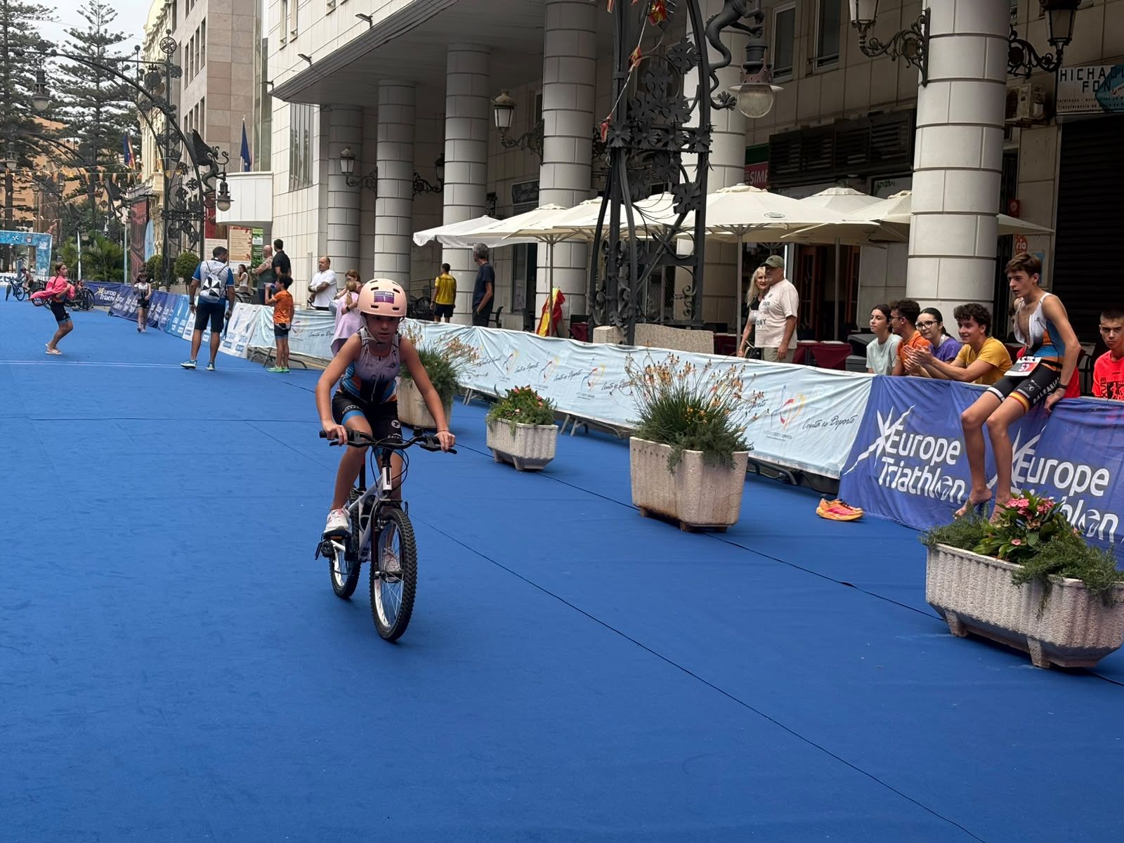 Los aficionados al triatlón en Ceuta se reúnen para participar en el Acuatlón Popular 'Juan Mur' y en la Phoenix Kids Triathlon