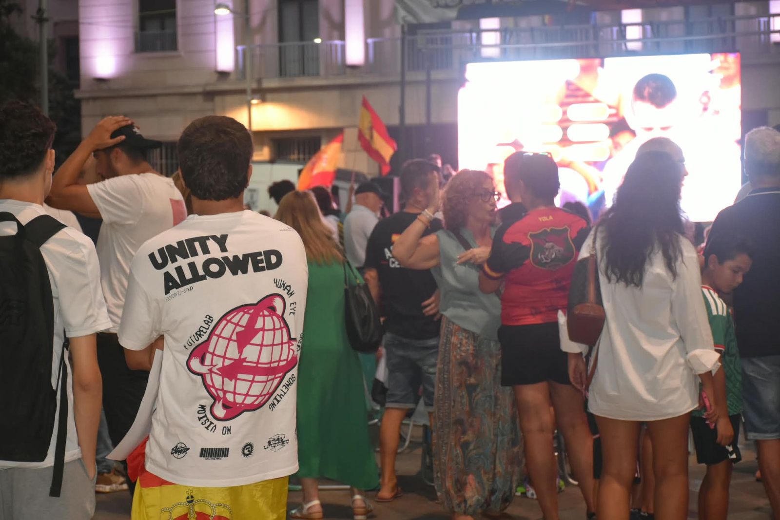 La Plaza de los Reyes se convierte en un gran salón para arropar a Vivas