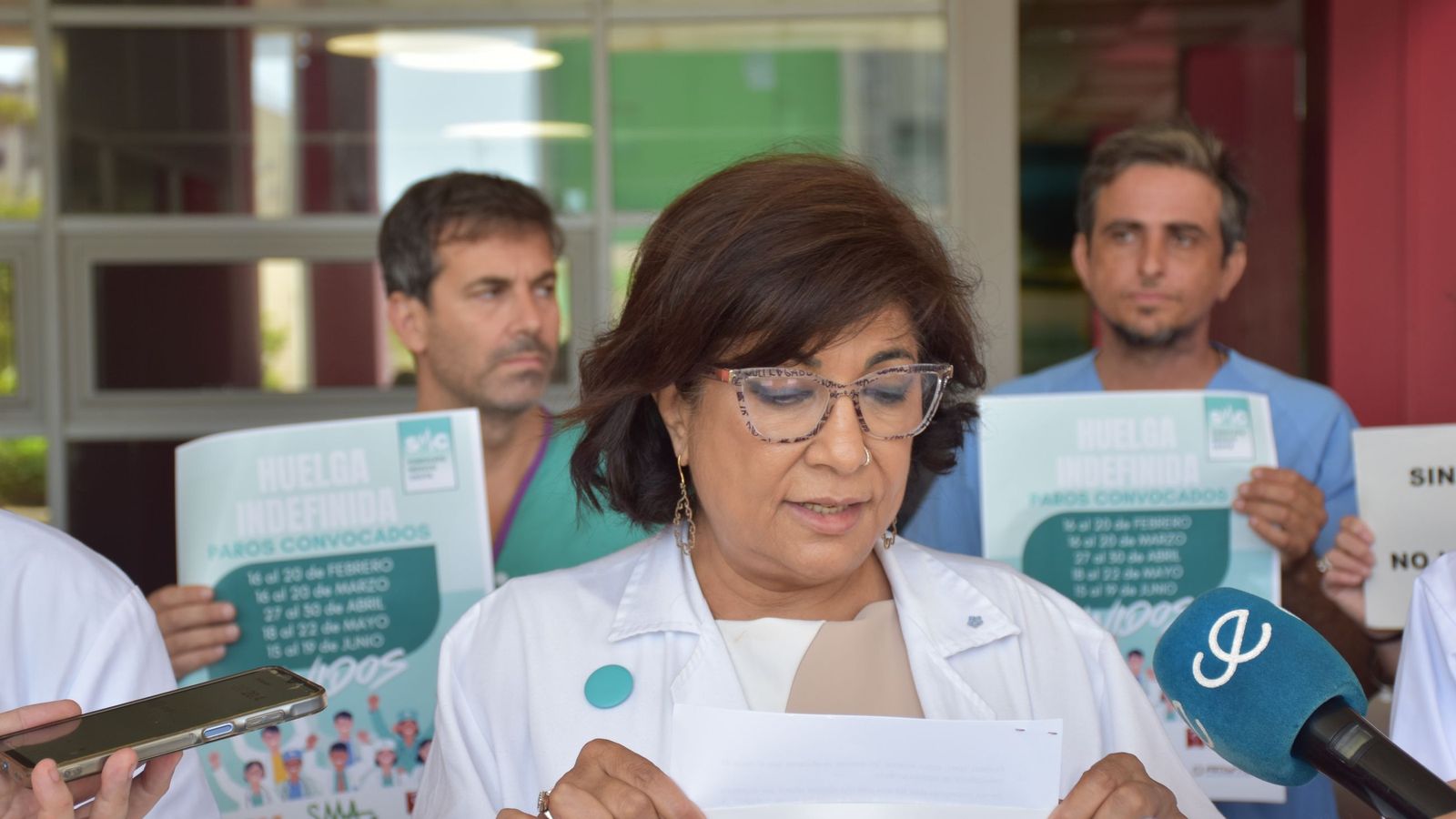 La delegada de MUD en Ceuta, Kumari Nanwani, interviene durante la concentración de facultativos en el HUCE por la quinta huelga nacional contra el Estatuto Marco