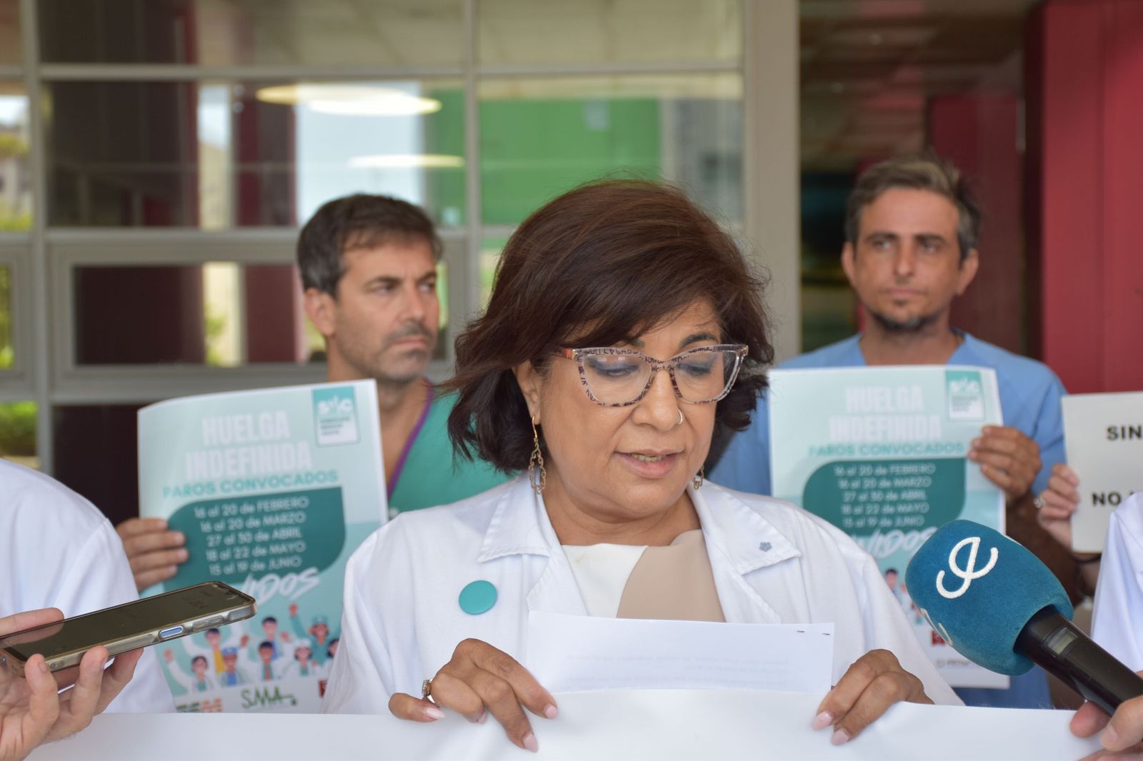 La delegada de MUD en Ceuta, Kumari Nanwani, interviene durante la concentración de facultativos en el HUCE por la quinta huelga nacional contra el Estatuto Marco