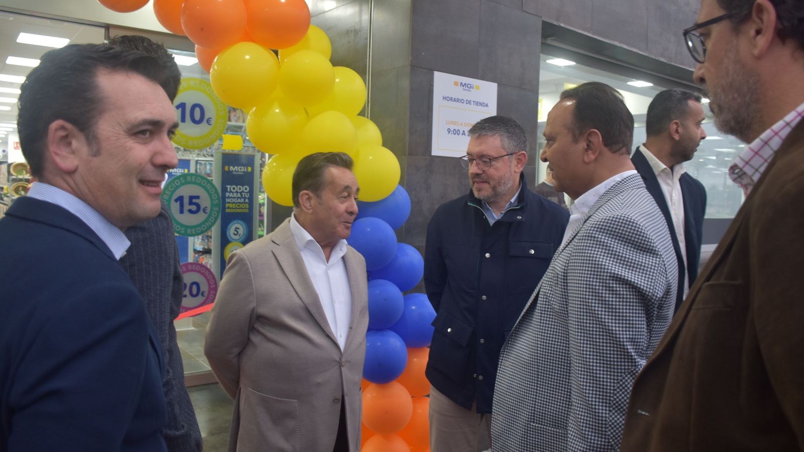 Los responsables de MGI, con Pepe Rosado a la cabeza, saludan al dueño de las instalaciones y de Marisol Center, Ramesh Sajsami y al presidente de la Autoridad Portuaria, Juan Manuel Doncel