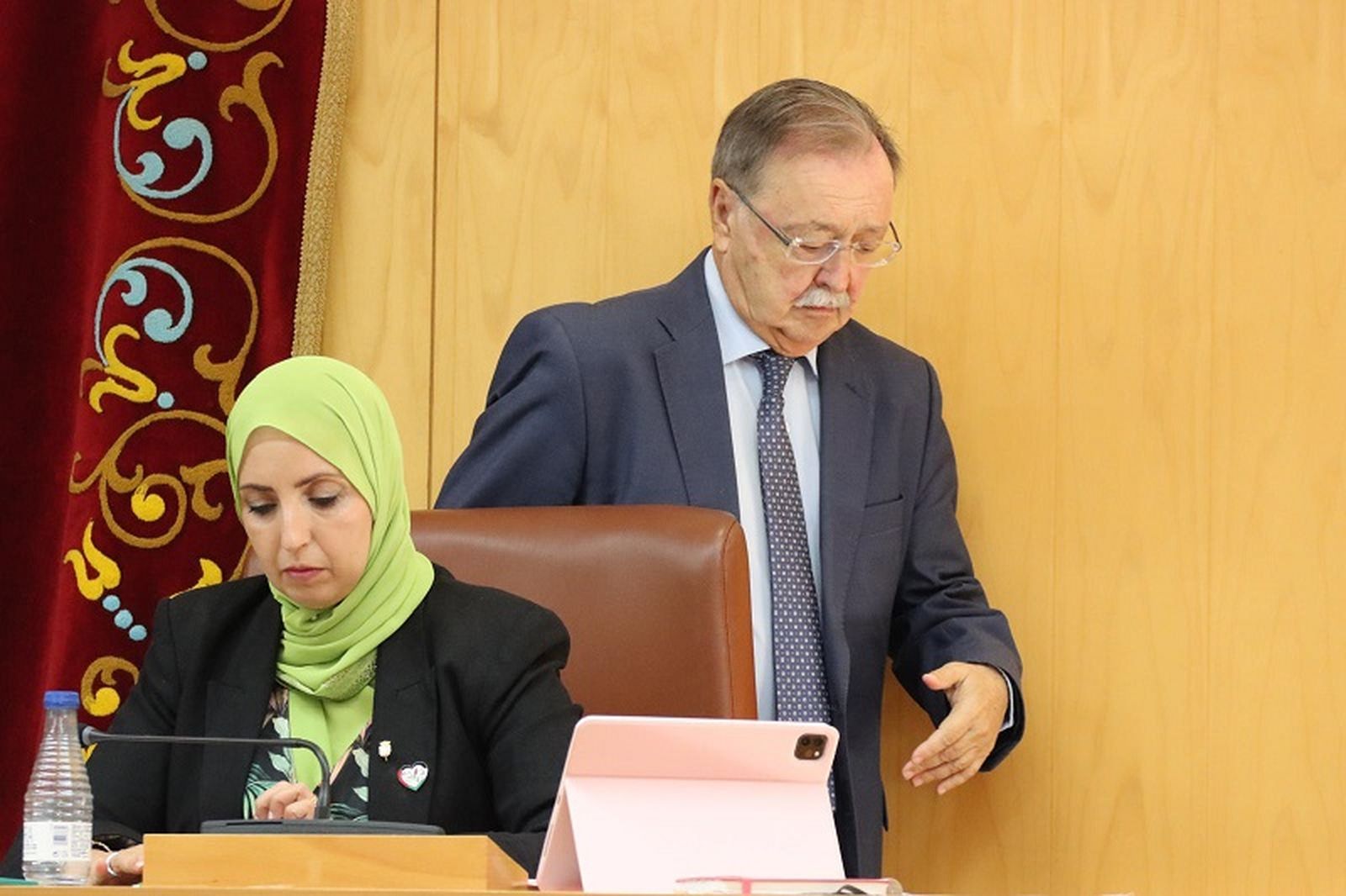 Vivas y Hamed durante el pleno de este miércoles. / FOTO REDUAN