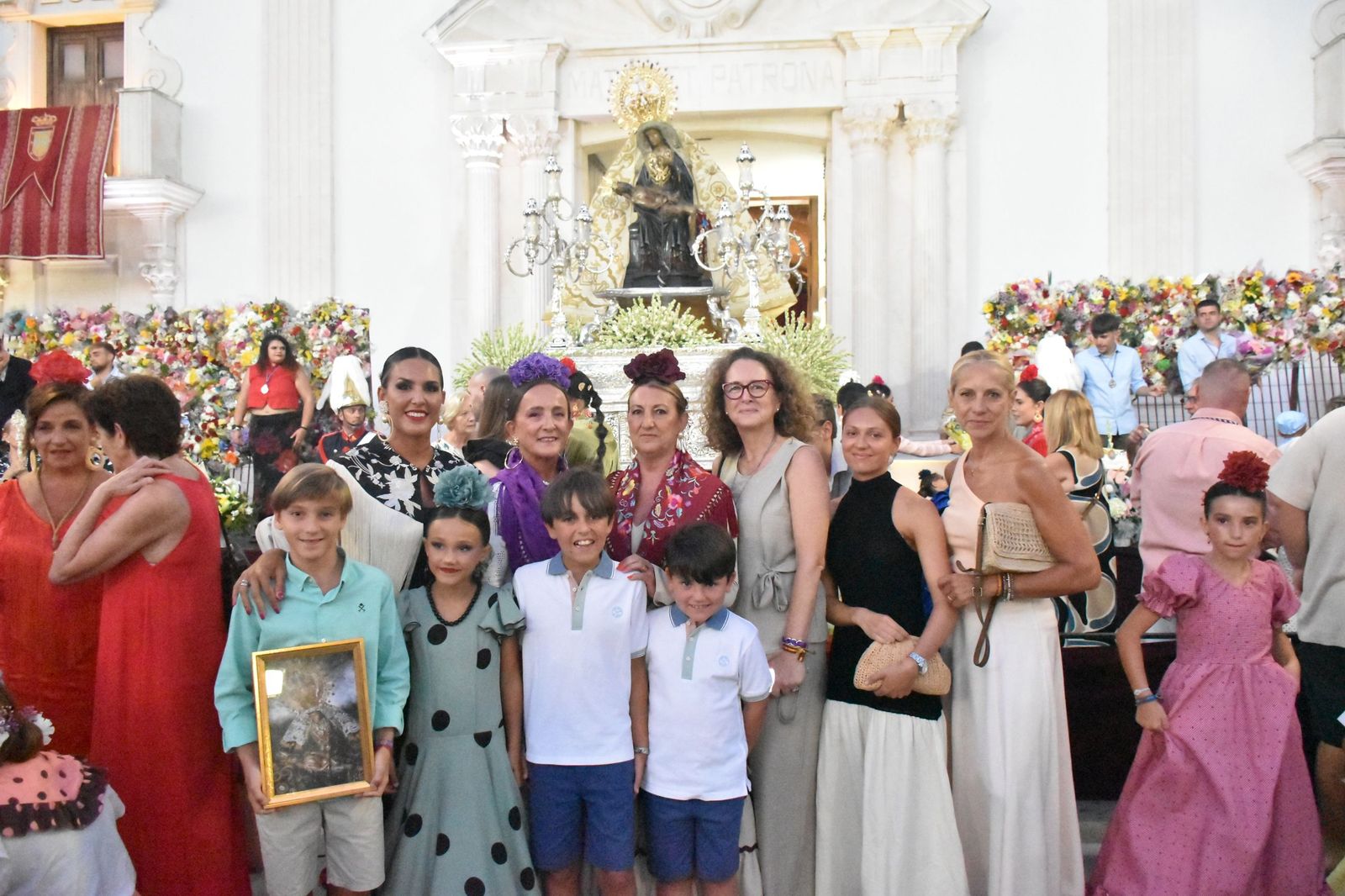 Los ceutíes vuelven a encontrarse con su Madre entre flores, esperanza y lágrimas contenidas