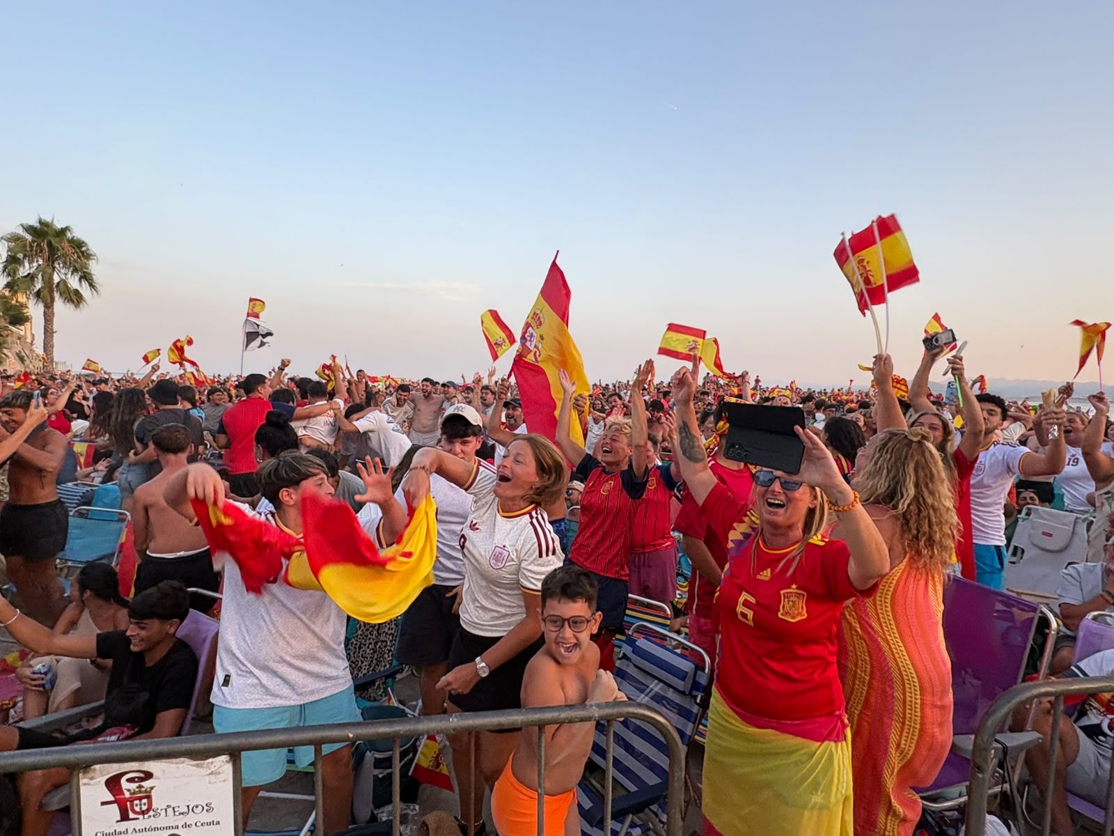 Ceuta se vuelca con España y dibuja de rojo y amarillo La Ribera