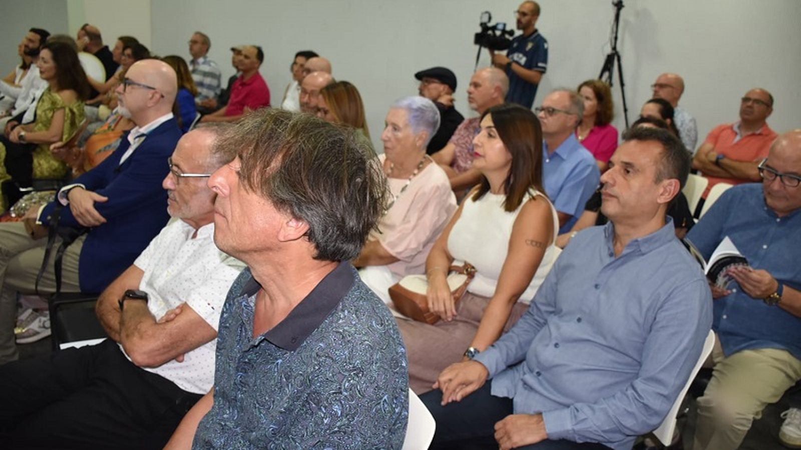 Homenaje de la Asociación Colegial de Escritores de España al Instituto de Estudios Ceutíes y a Luis López Anglada en la biblioteca pública