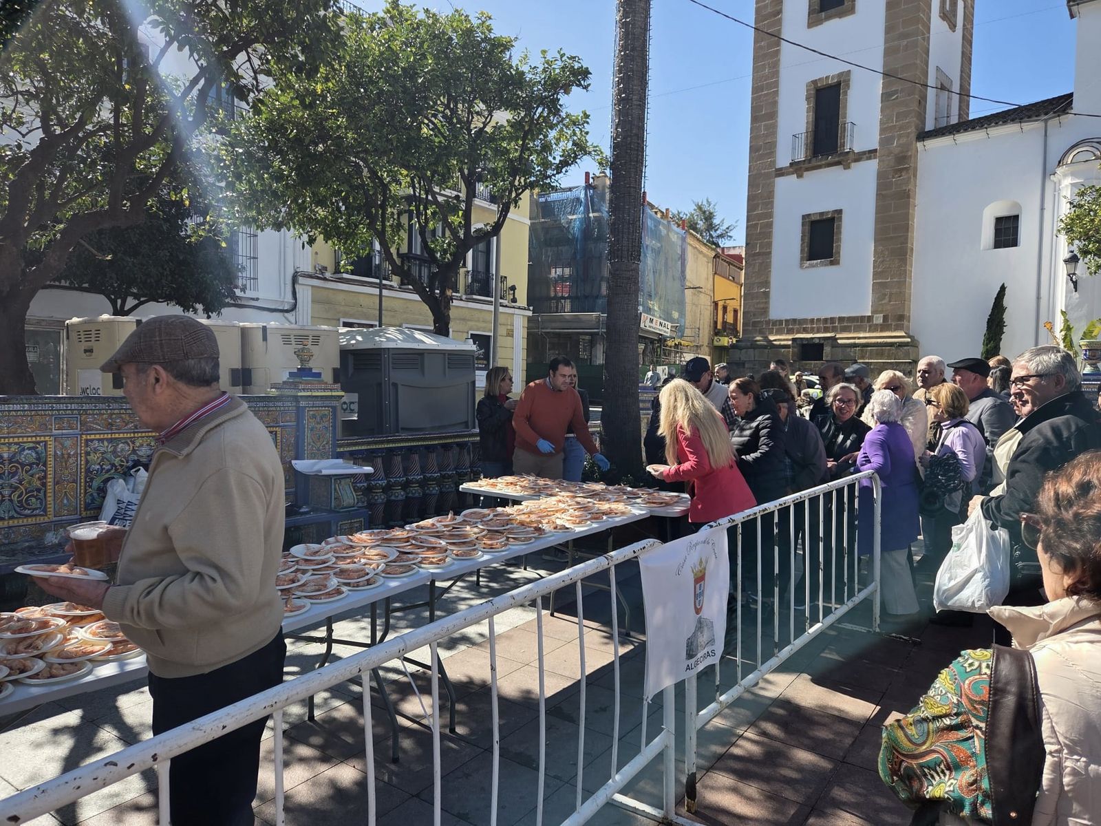 La Casa de Ceuta reparte 40 kilos de langostinos en la Ada Popular de Carnaval