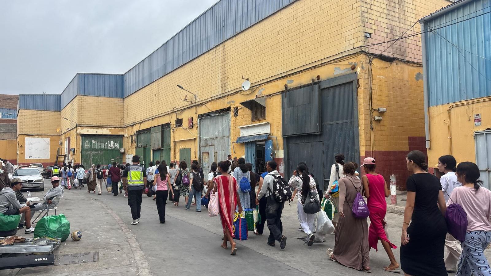 Las niñas del campamento de Sidi Embarek son trasladadas a un centro de menores en el Tarajal