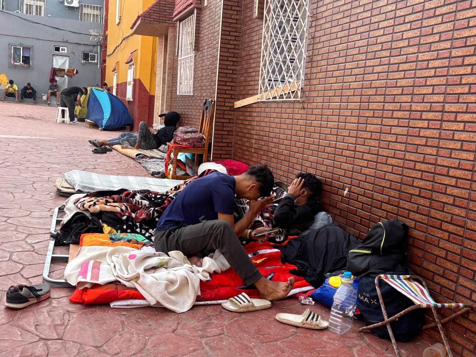 Los Rosales estalla tras 70 días de abandono y exige una solución para los migrantes que siguen en sus calles