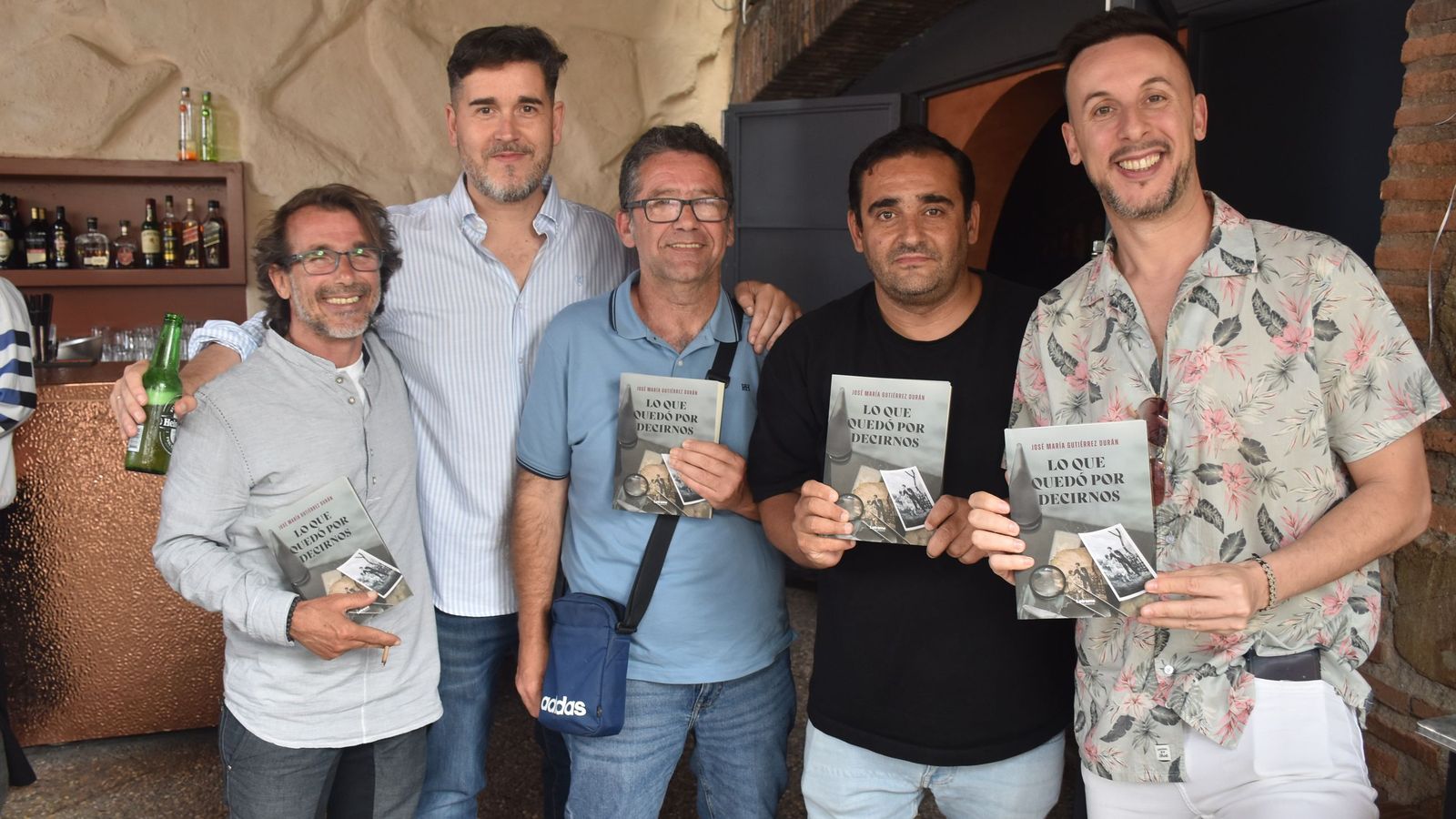 Un escritor ceutí presenta su primera novela negra en un evento benéfico para el Banco de Alimentos