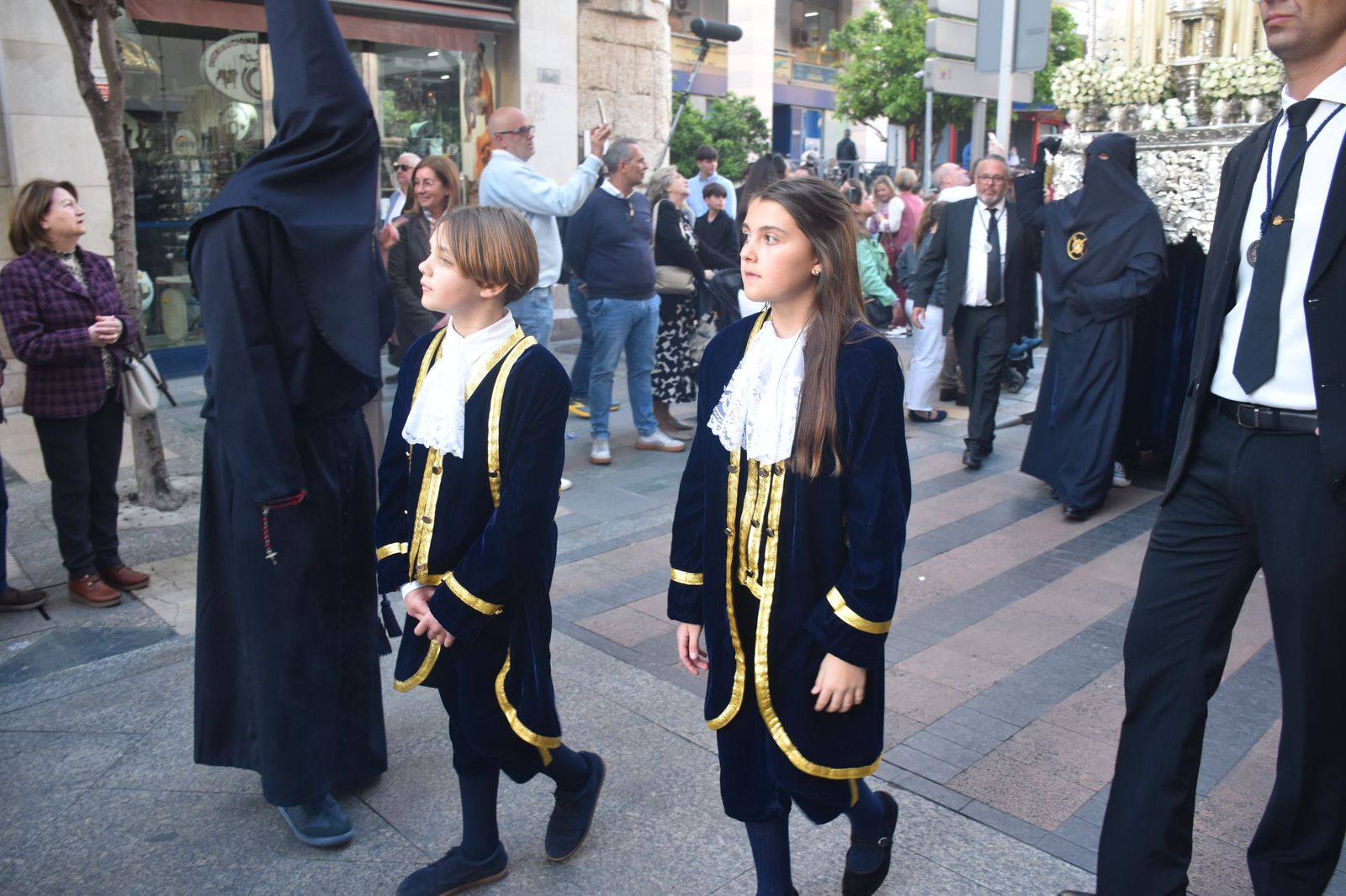 Aroma cofrade y estudiantil: Las Penas reina en el Jueves Santo