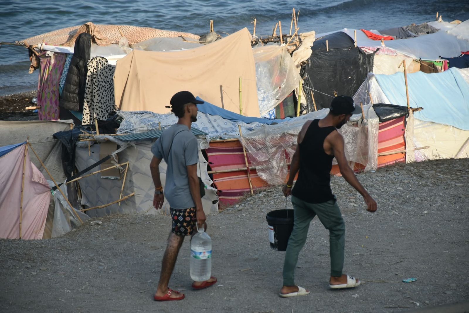 Traslado y retorno de migrantes al CATE y a Marruecos tras el desalojo de la playa de Beníte