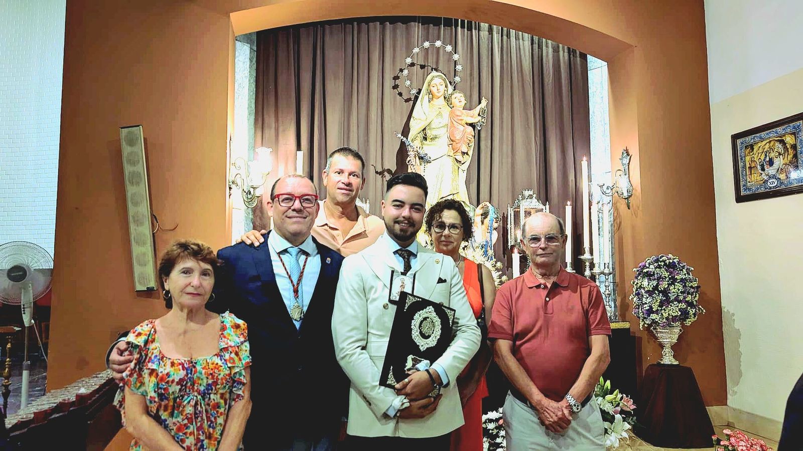 Miembros de la Casa de Ceuta en Algeciras posan con el pregonero de la Virgen del Carmen