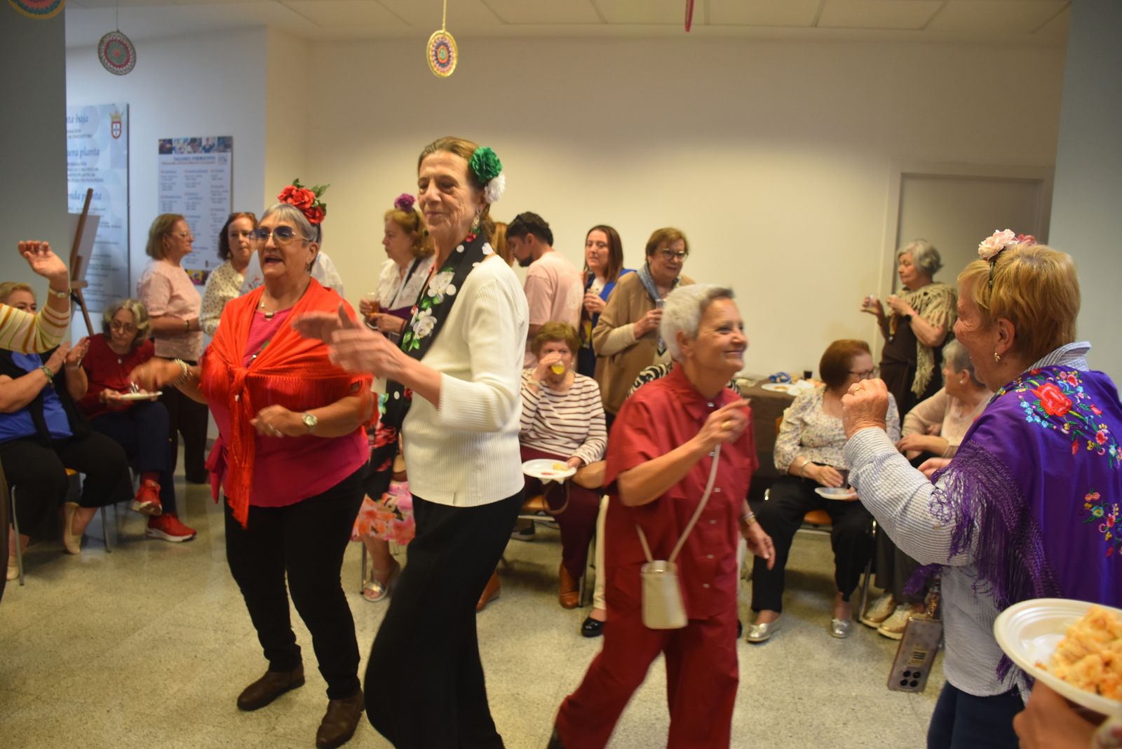 Las mujeres del Centro del Mayor celebran sus Cruces de Mayo