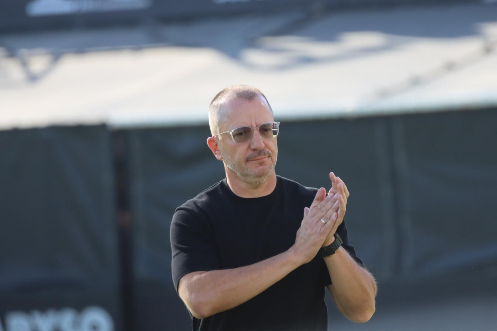 El entrenador de la AD Ceuta, José Juan Romero, ha asegurado este sábado, tras la derrota por 0-2 ante la UD Las Palmas en el estadio Alfonso Murube, que se marcha “tremendamente orgulloso” de sus jugadores
