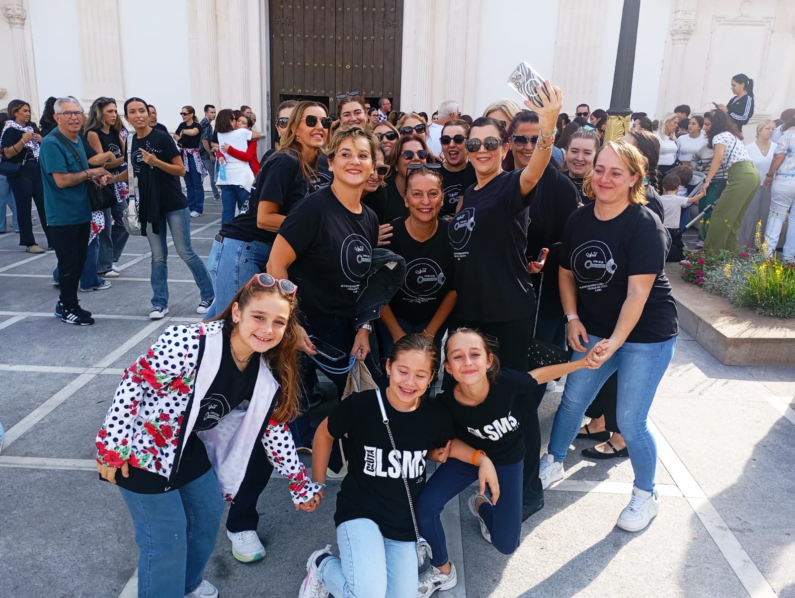 Un "abrazo" con la Patrona para acabar el encuentro entre academias Un "abrazo" con la Patrona para acabar el encuentro entre academias
