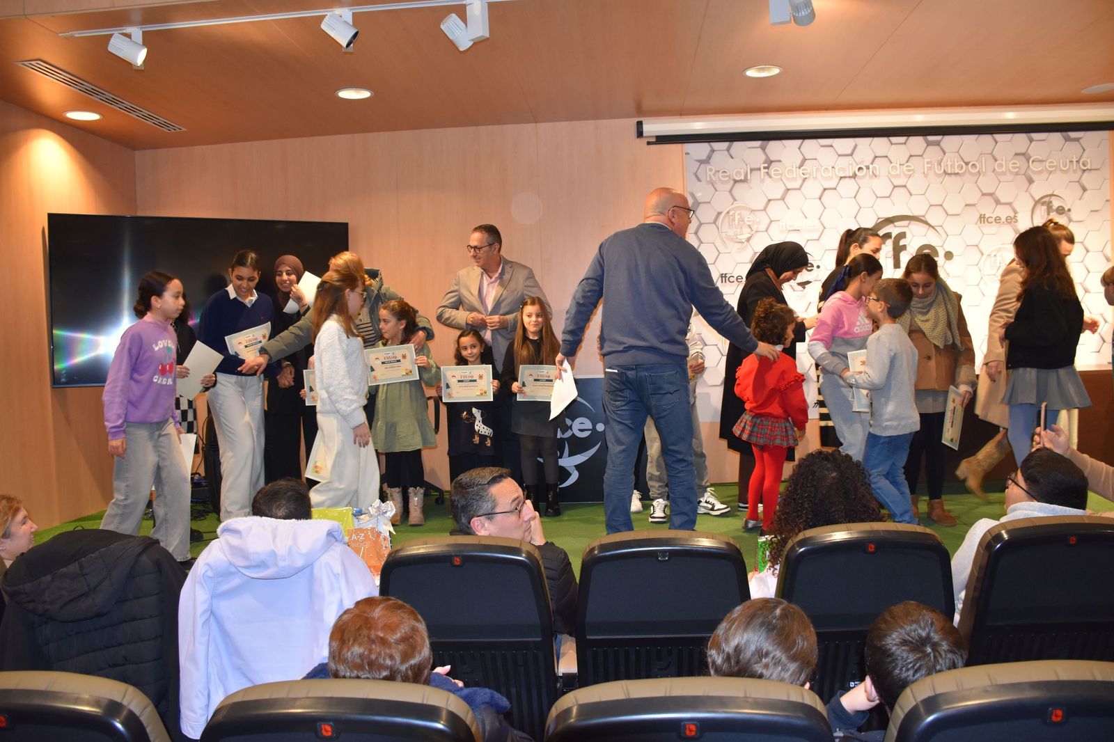 La entrega de premios de la FAMPA por la confección de tarjetas navideñas, en imágenes