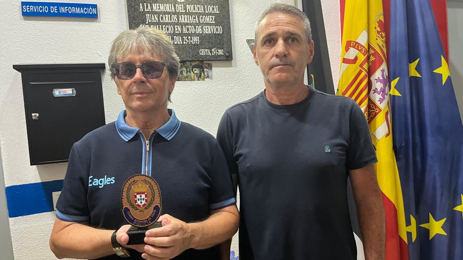 José María Martín, a la izquierda, recibe un reconocimiento de sus compañeros por su jubilación