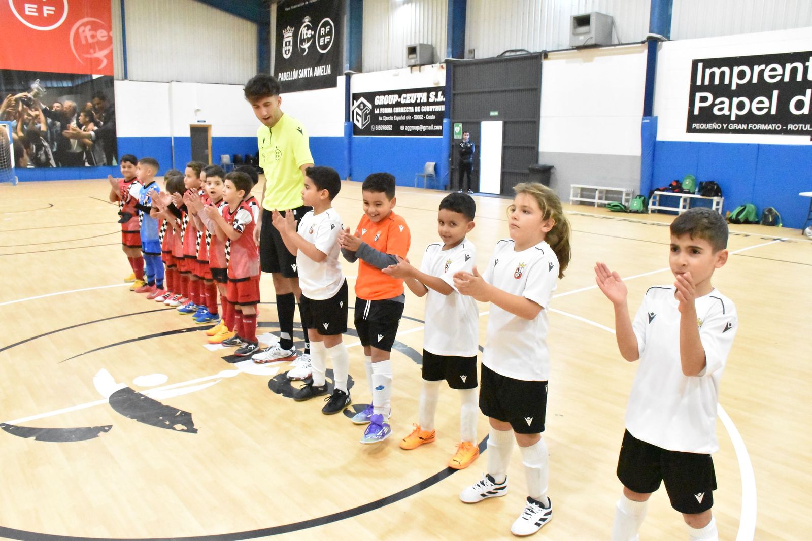 Los prebenjamines en el pabellón de Santa Amelia