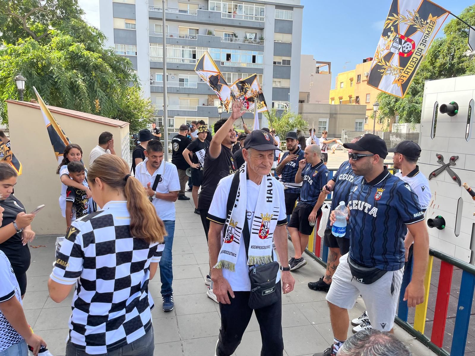Buen ambiente en los alrededores del estadio 'Alfonso Murube' antes del partido Buen ambiente en los alrededores del estadio 'Alfonso Murube' antes del partido