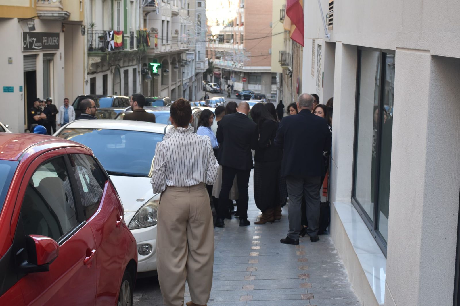 Ceutíes a las puertas de comercios y oficinas en la calle Real por el apagón