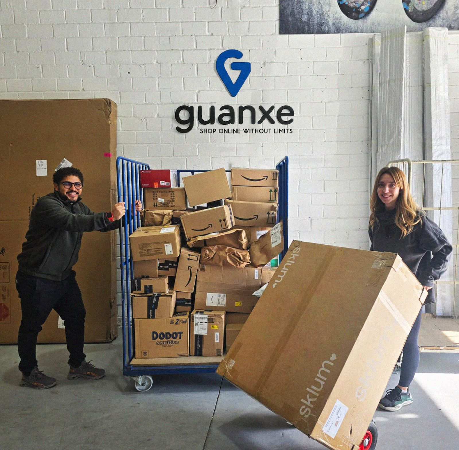 Marlene García y Eduardo Maneiro clasificando los pedidos con destino a Ceuta