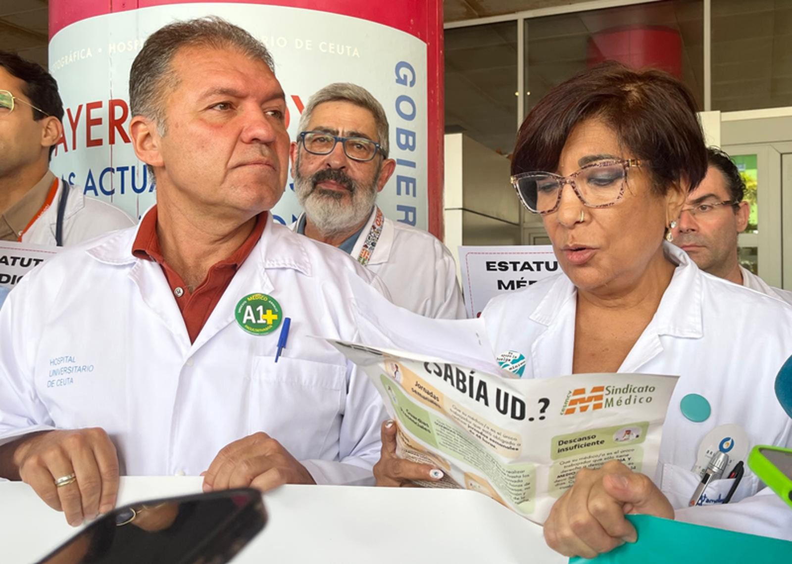 La oftalmóloga del HUCE y delegada de MUD en Ceuta, Kumari Nanwani, lee un manifiesto durante la concentración del 3 de octubre junto al presidente del Sindicato Médico de Ceuta, Enrique Roviralta