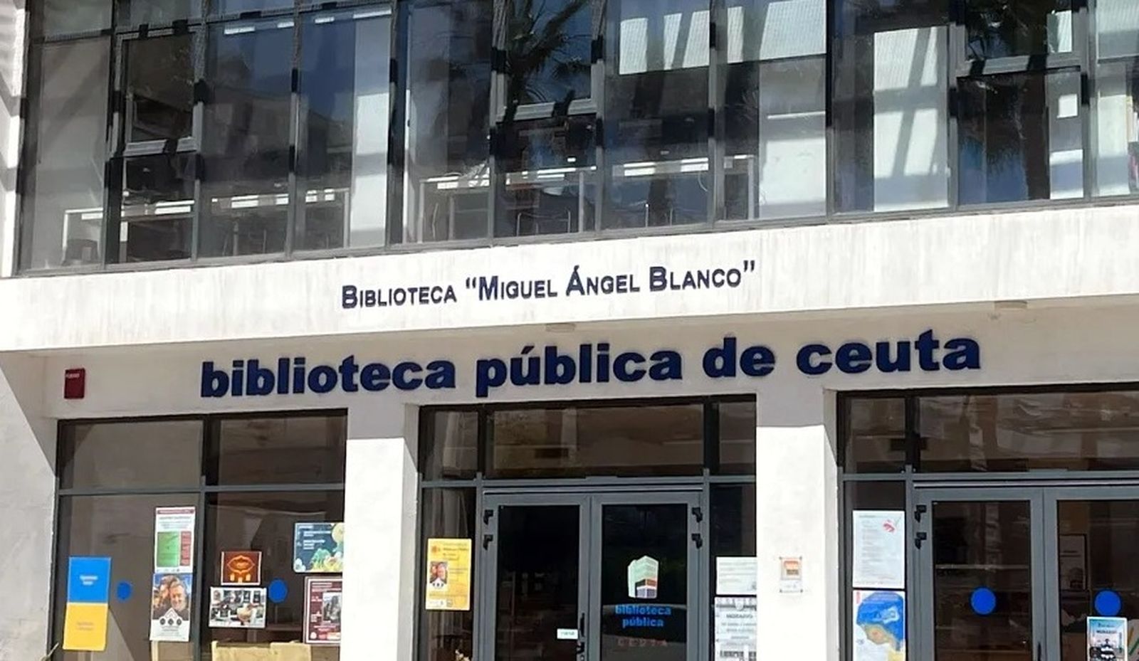 Acceso principal a la Biblioteca Pública 'Miguel Ángel Blanco' en Ceuta