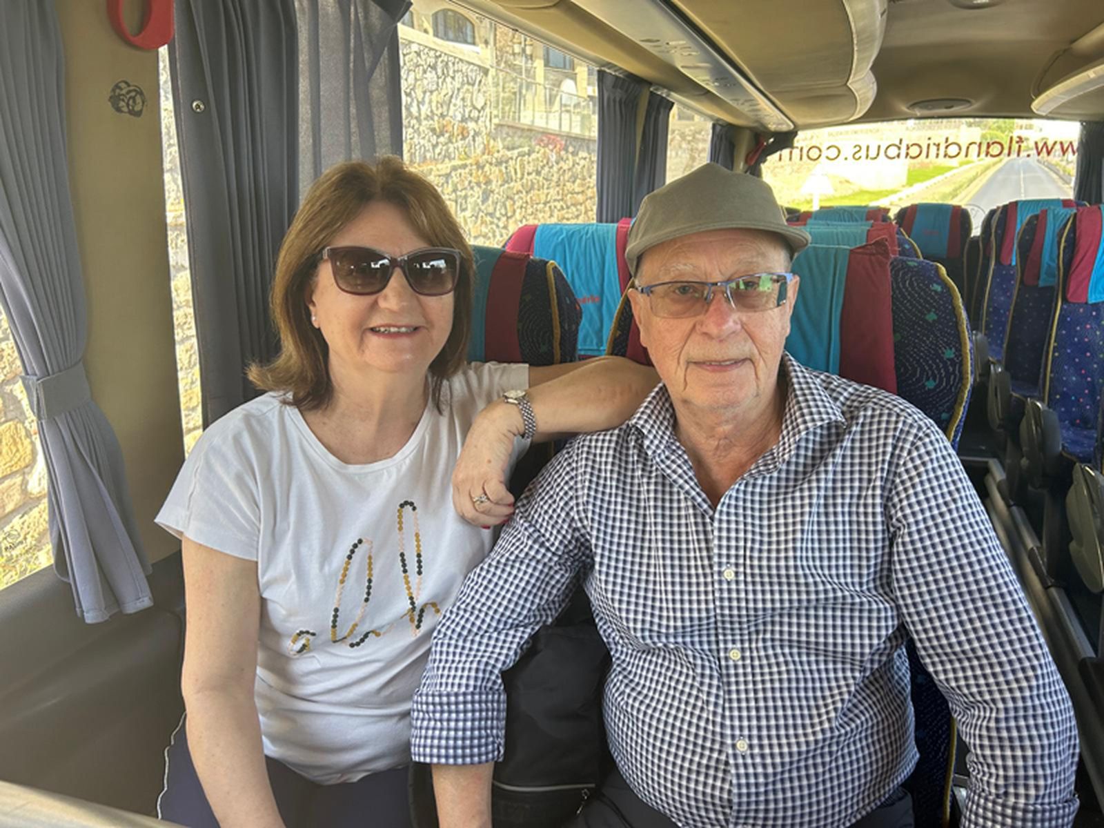 Francisca González y Andrés se desplazaron hasta San Antonio en el autobús del Centro del Mayor. / FOTO G.S.