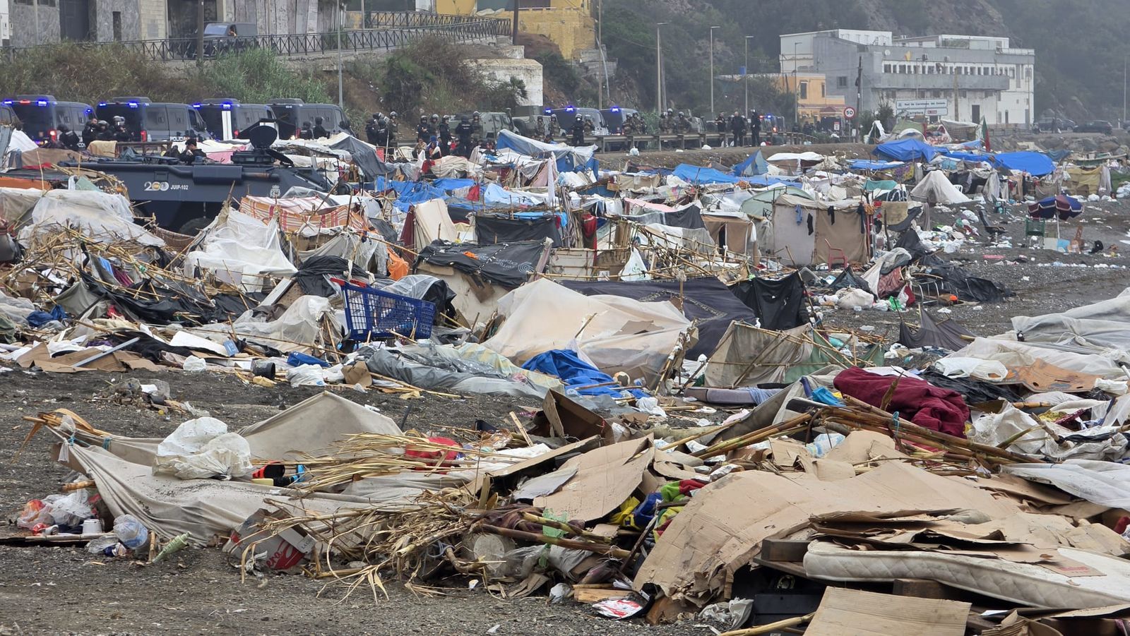 La playa del Trampolín, este lunes después de que la Policía Nacional desalojara a todas las personas que seguían allí