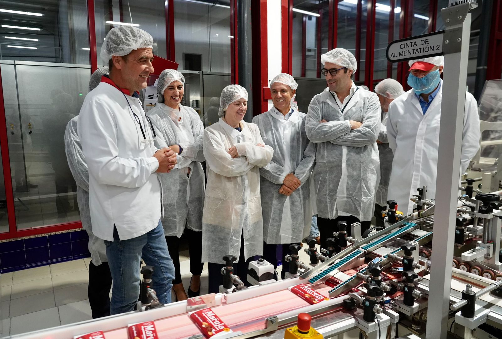 Carlos Cuerpo conoce de primera mano el comercio del Tarajal y los secretos del chocolate Maruja