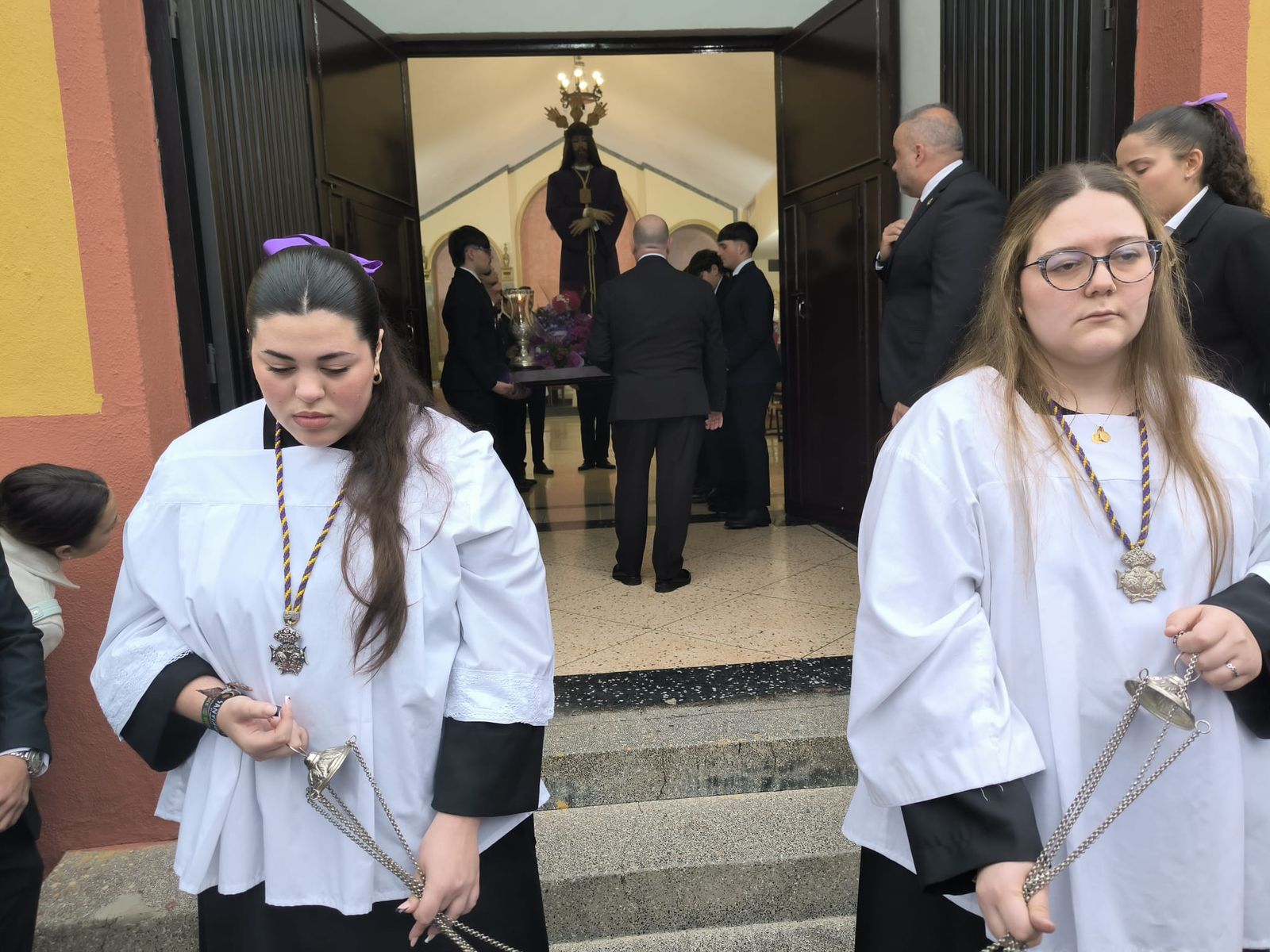 Comienza el traslado del Señor de Ceuta arropado por cientos de ceutíes