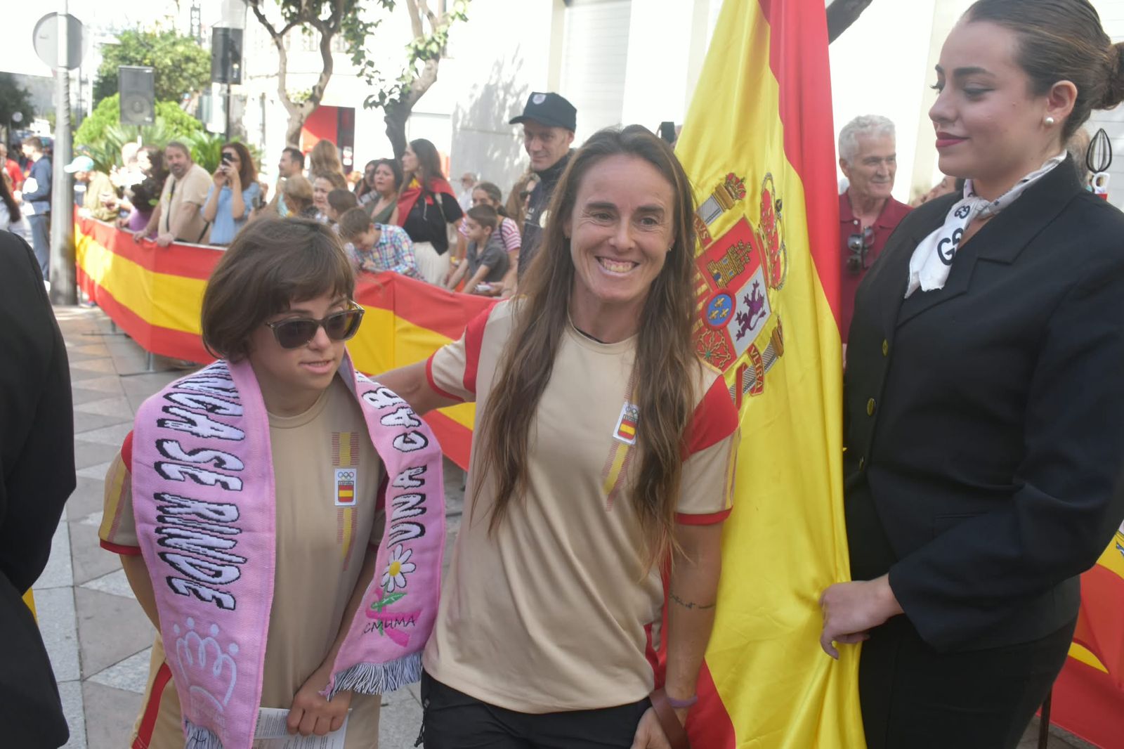 Multitud de ceutíes juran bandera de manera simbólica para mostrar su pertenencia a España