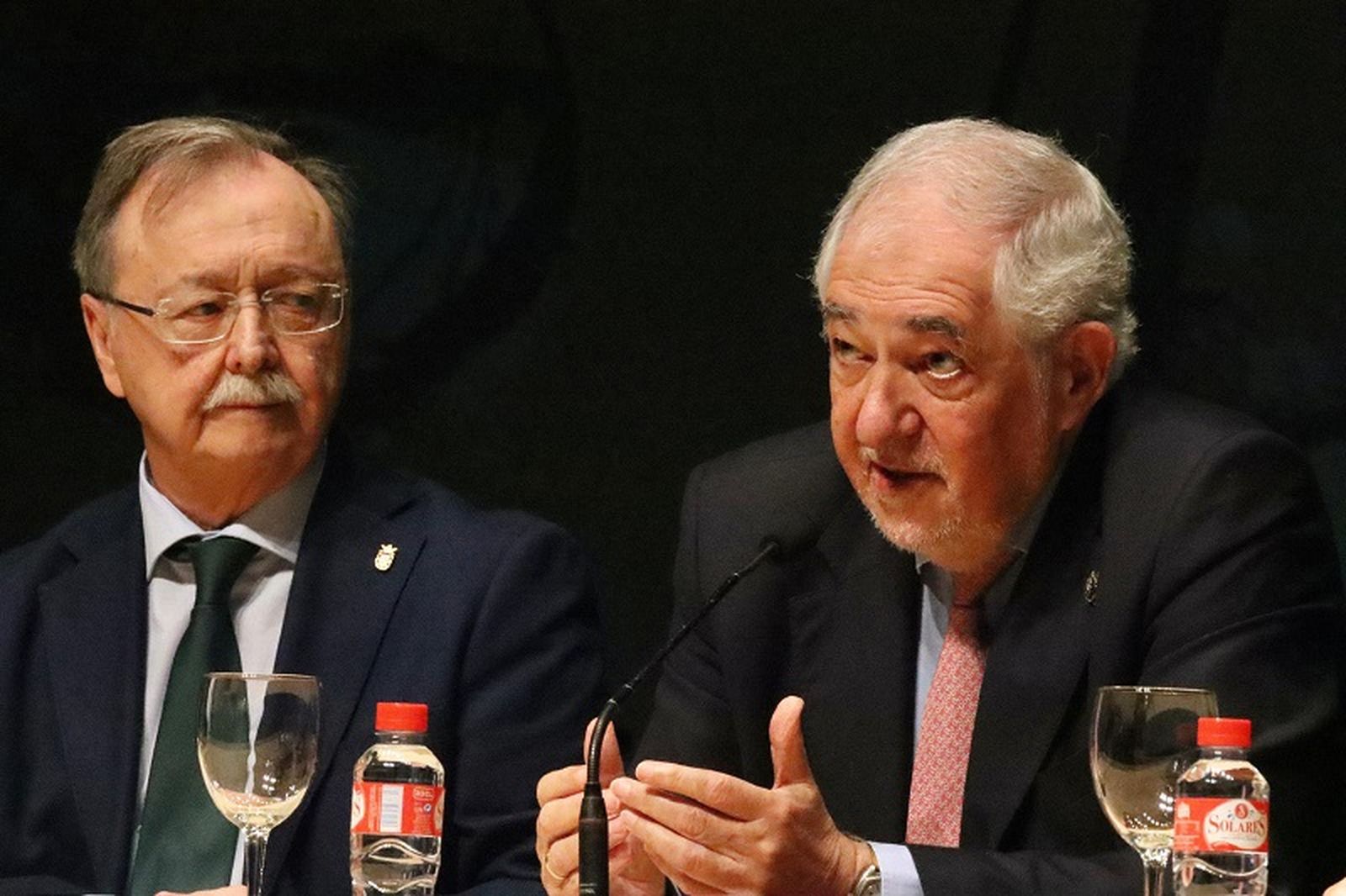 El presidente del Tribunal Constitucional, Cándido Conde Pumpido, junto al presidente de Ceuta, Juan Vivas, durante las jornadas jurídicas. / FOTO REDUAN