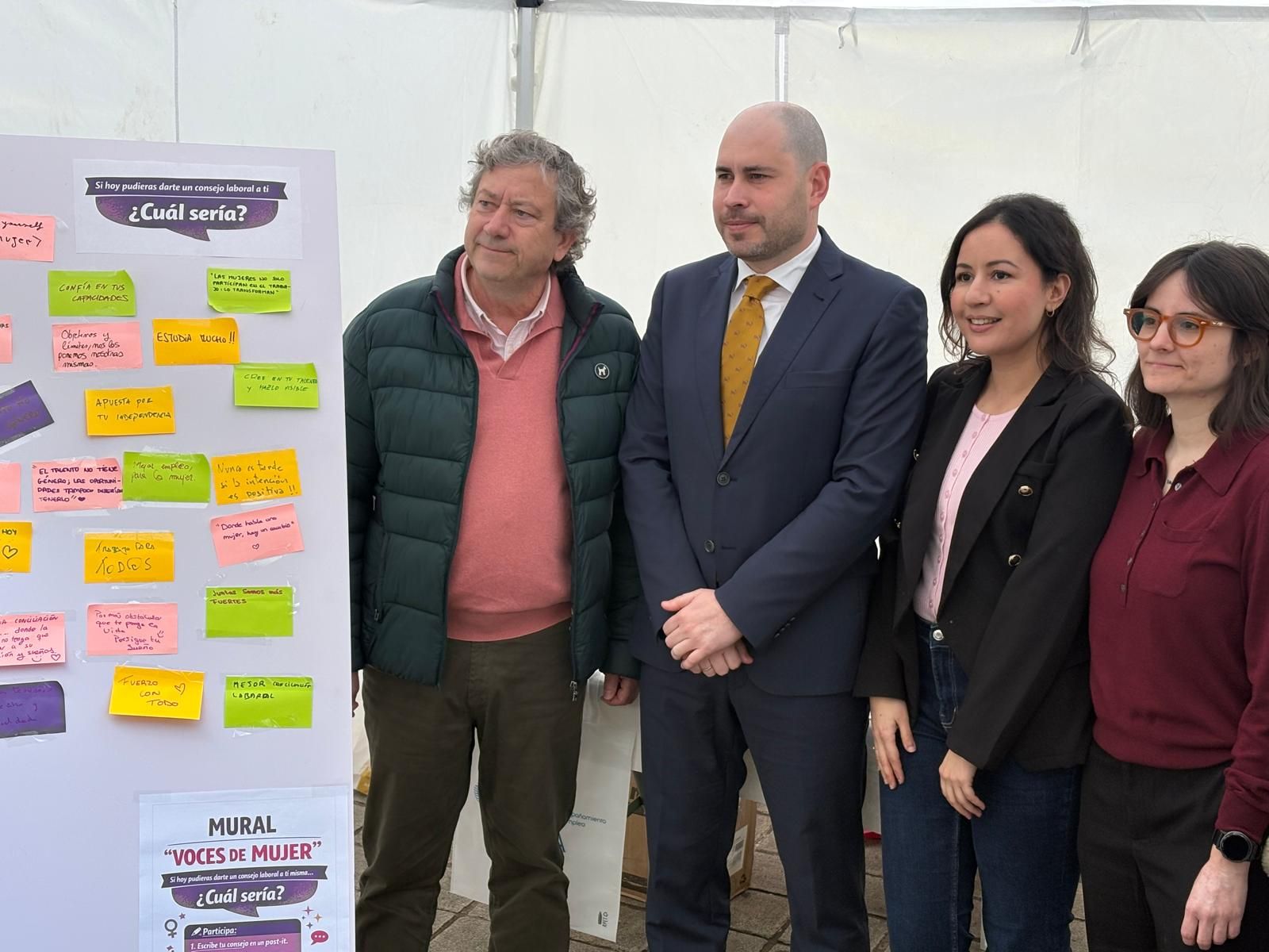 De izquierda a derecha: Parodi, Triano y organizadoras del stand