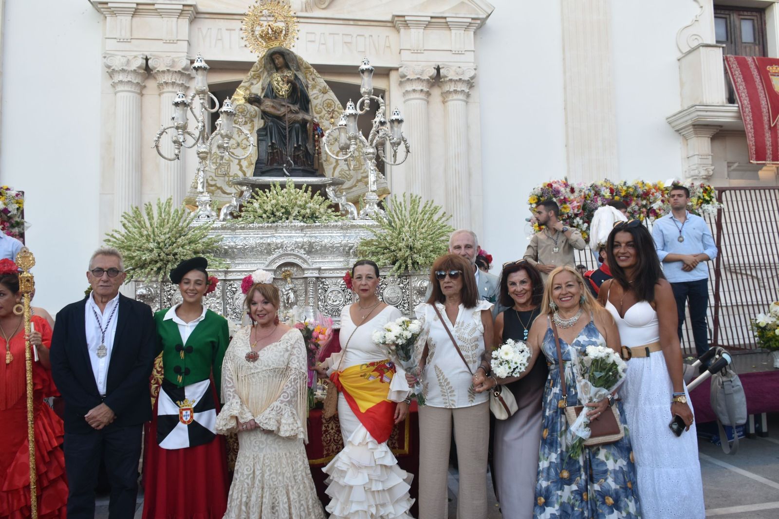 Los ceutíes vuelven a encontrarse con su Madre entre flores, esperanza y lágrimas contenidas