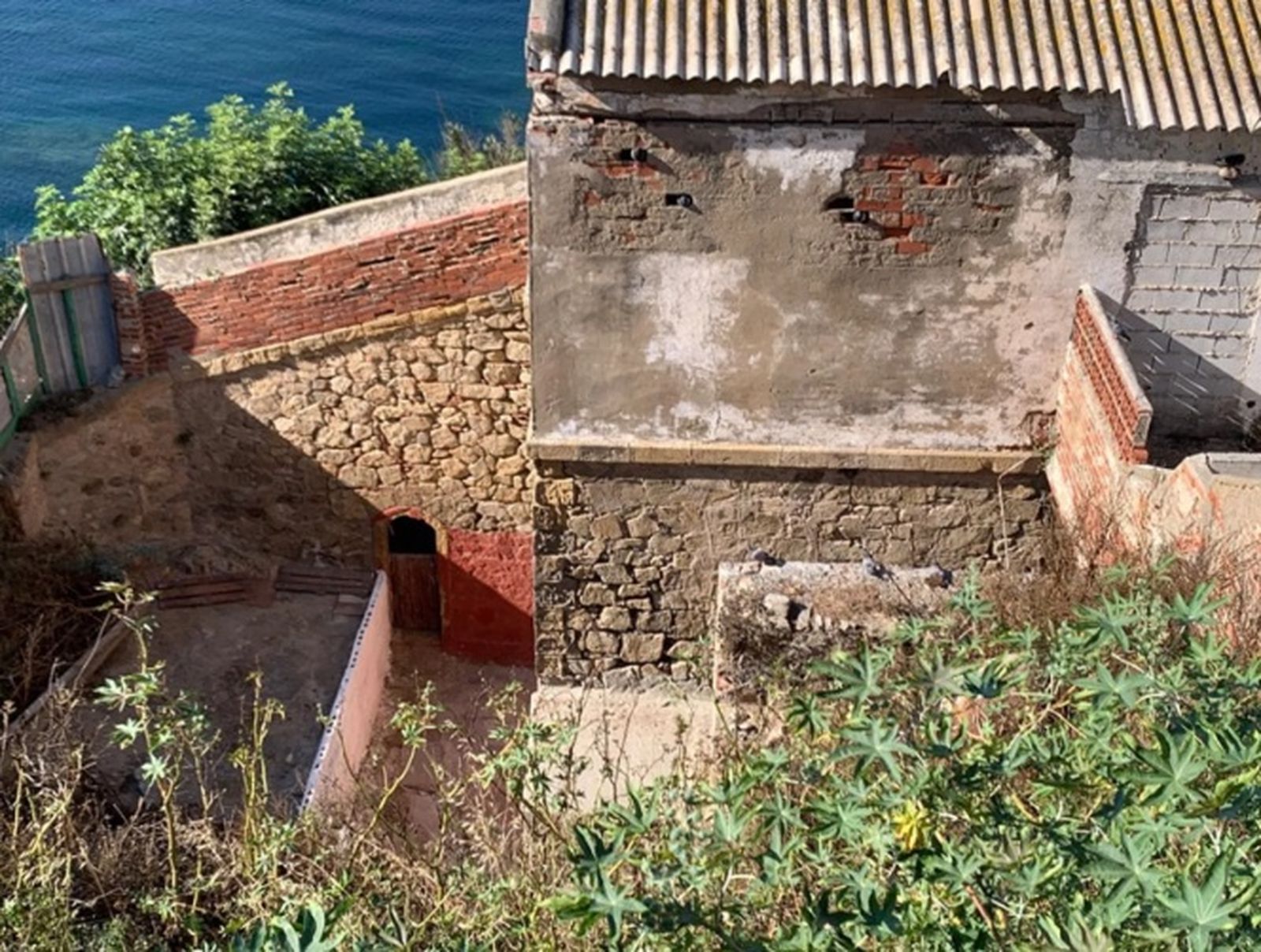 El local social en ruinas en la barriada del Sarchal. / FOTO J.I.M.