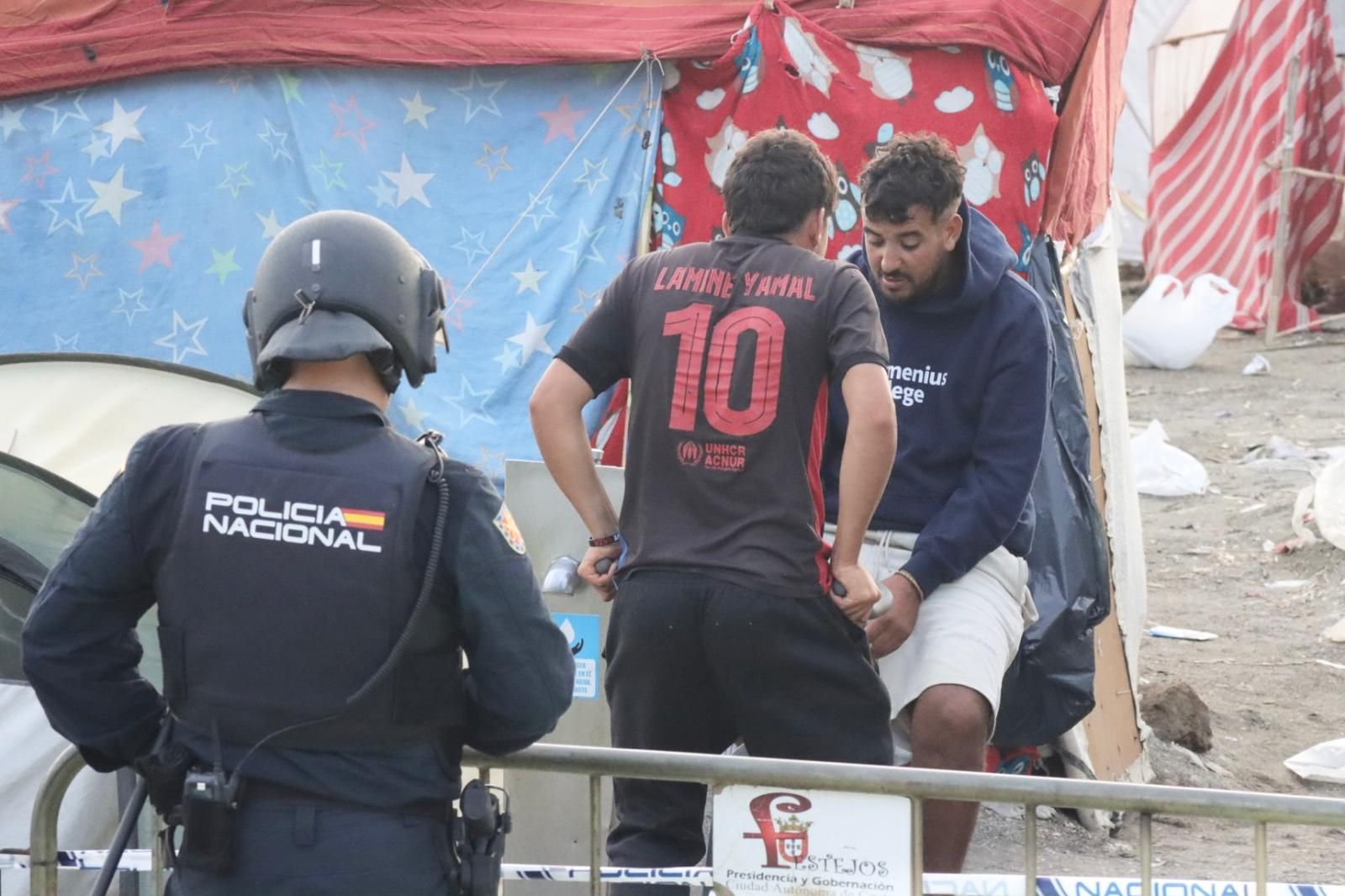 La Policía despliega 350 agentes para levantar los asentamientos junto a la desalinizadora