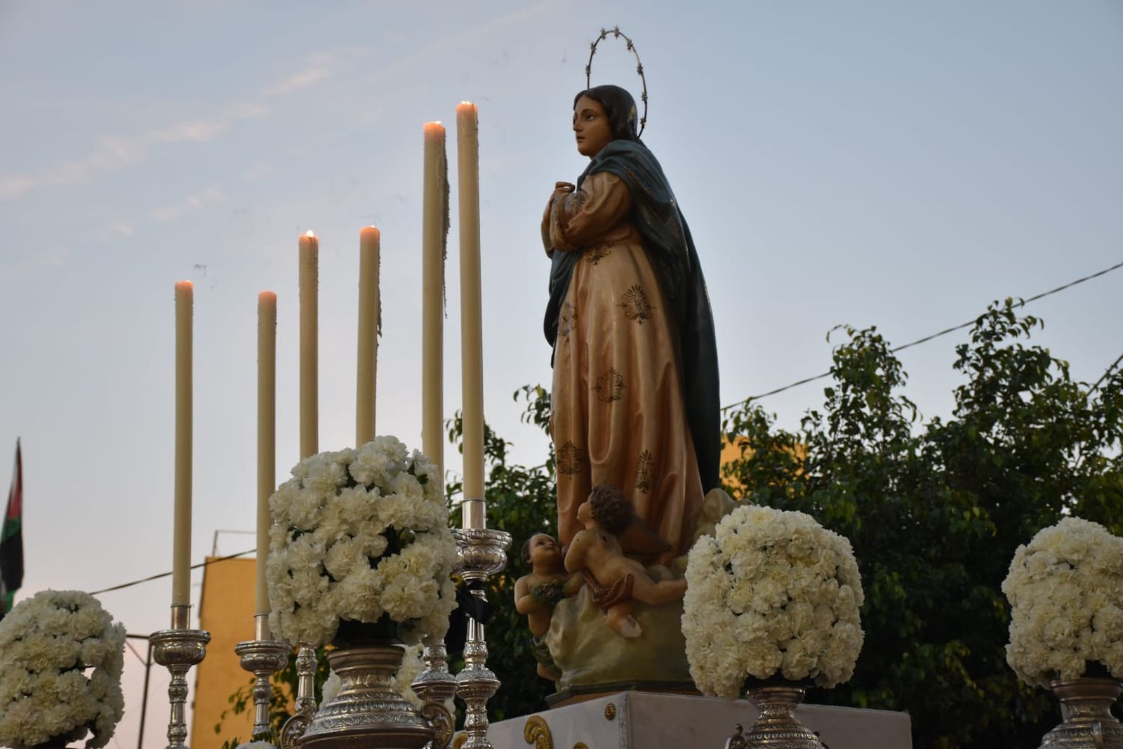 La Virgen de la Inmaculada procesiona por su barrio de Hadú