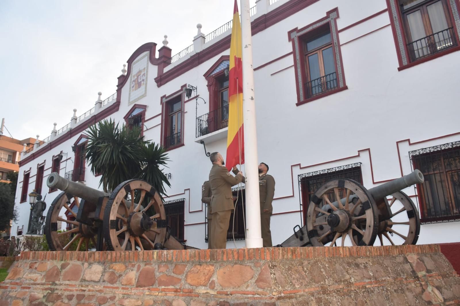 El Ramix 30 protagoniza un solemne arriado de bandera en ‘Foso Almina’