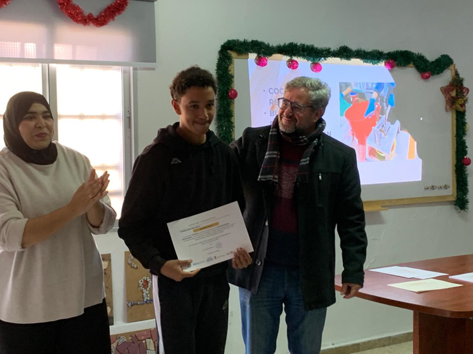Un joven recogiendo su diploma. / FOTO J.I.M.