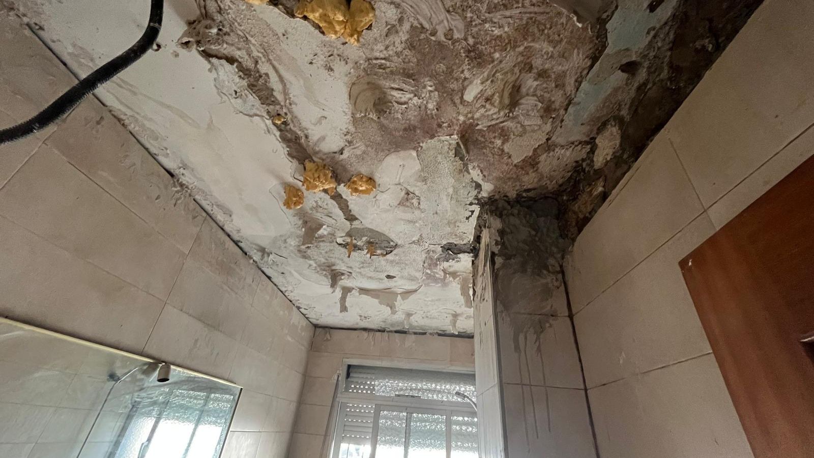 Techo del baño de la casa de Hayate Serhane, que ha denunciado a sus vecinos de arriba por las filtraciones constantes de aguas fecales