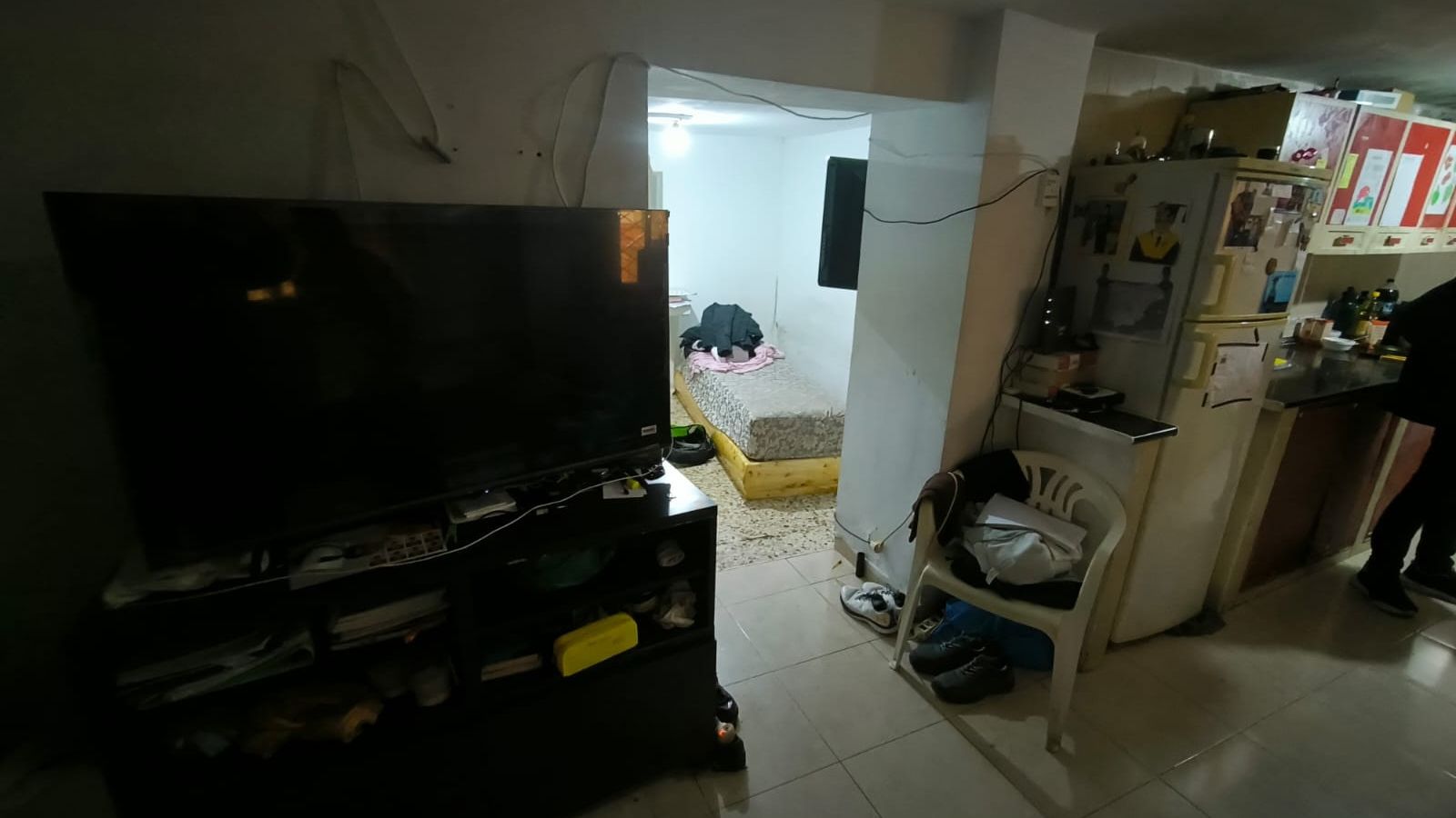 El salón de la casa de Abdelaziz, con la cocina integrada.