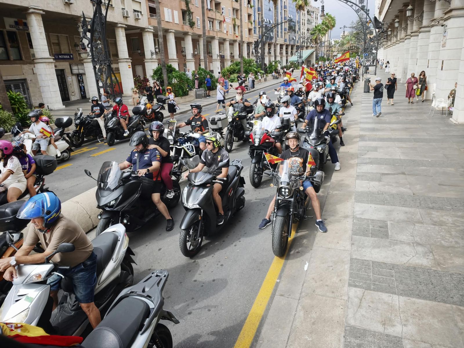 Cientos de motoristas se manifiestan por las calles de Ceuta