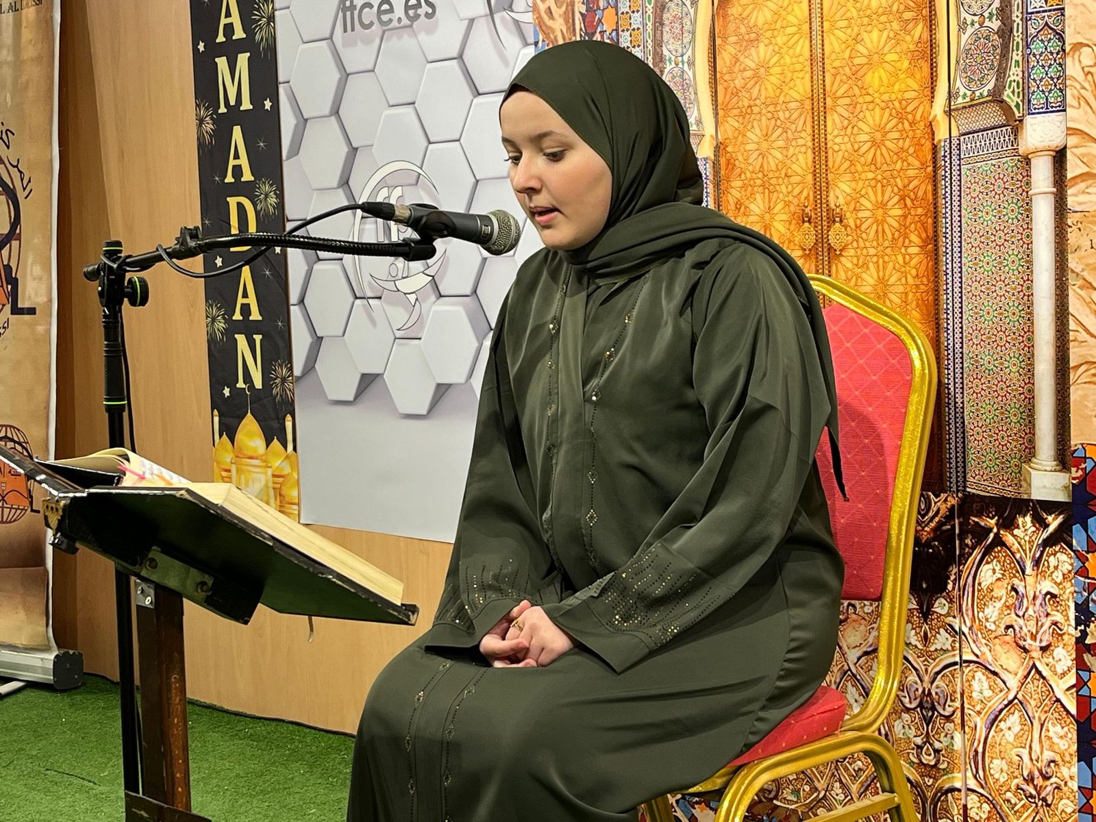 El alumnado de Al Idrissi recita el Corán en taywid en el salón de actos de la RFFCE