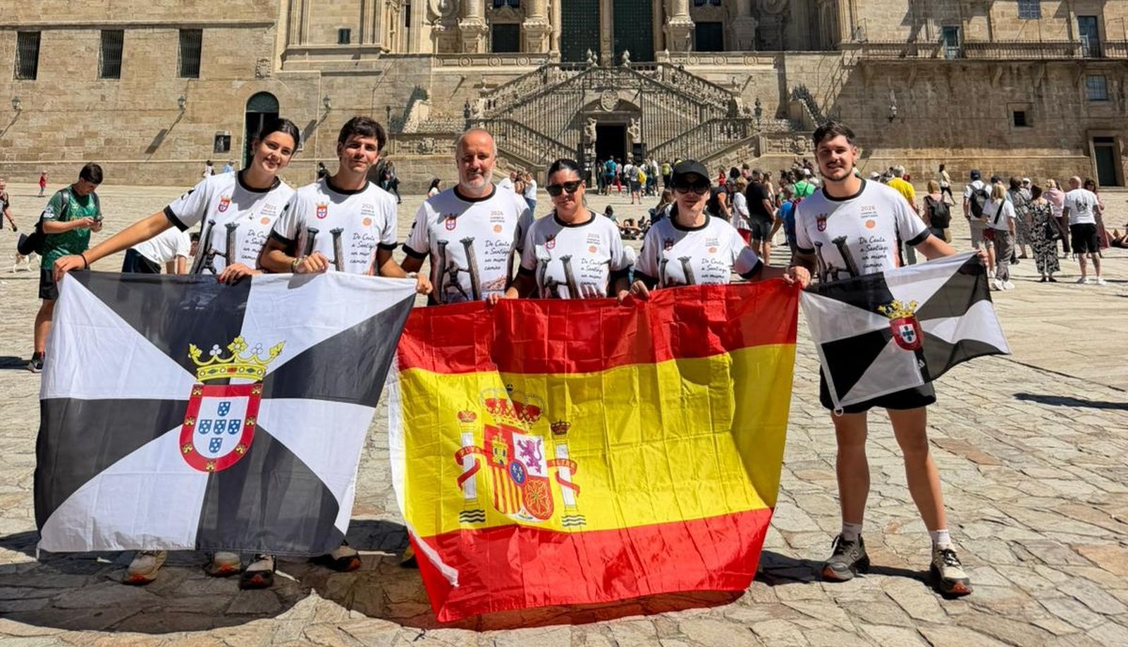 Juan José Hernández y su familia han llevado los colores de Ceuta hasta Santiago de Compostela. Durante una semana de peregrinación han recibido muestras constantes de cariño y apoyo de otros caminantes