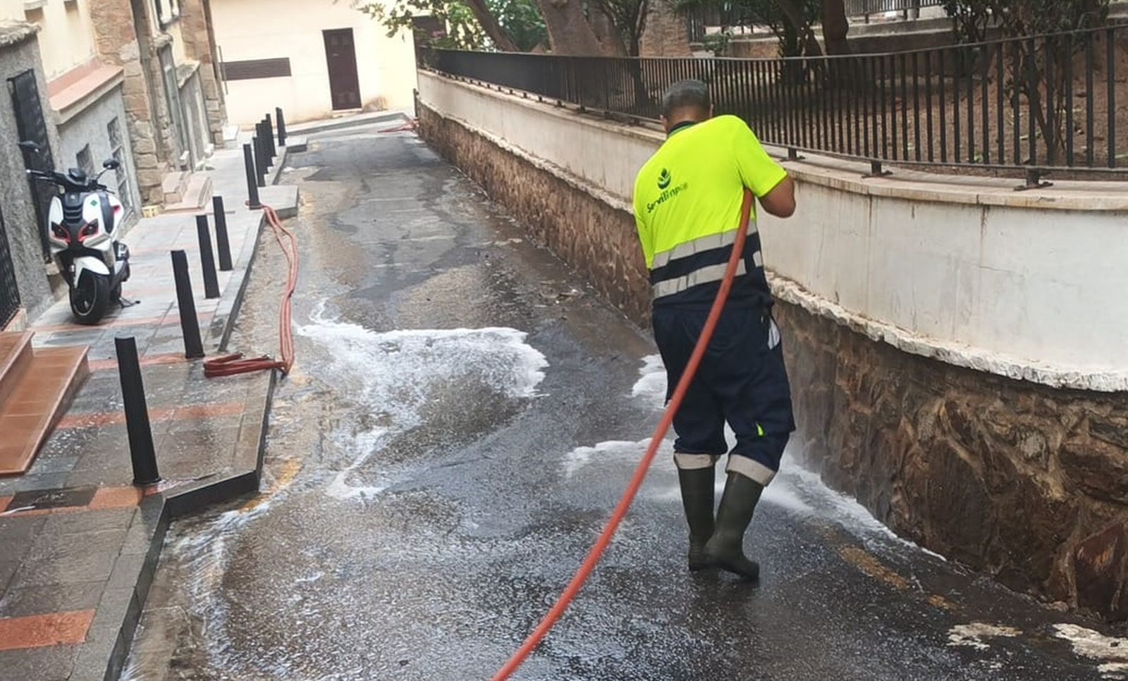 Servilimpce se emplea a fondo en labores de baldeo en la zona del distrito 2 de Ceuta