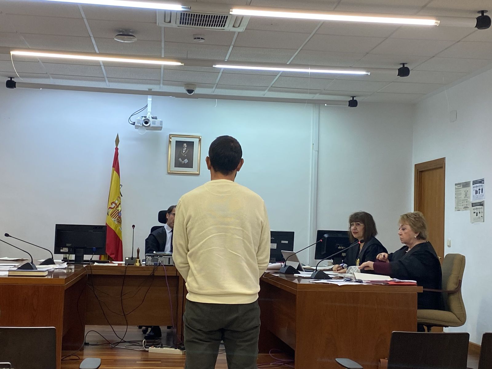 A.G.M. frente al tribunal.